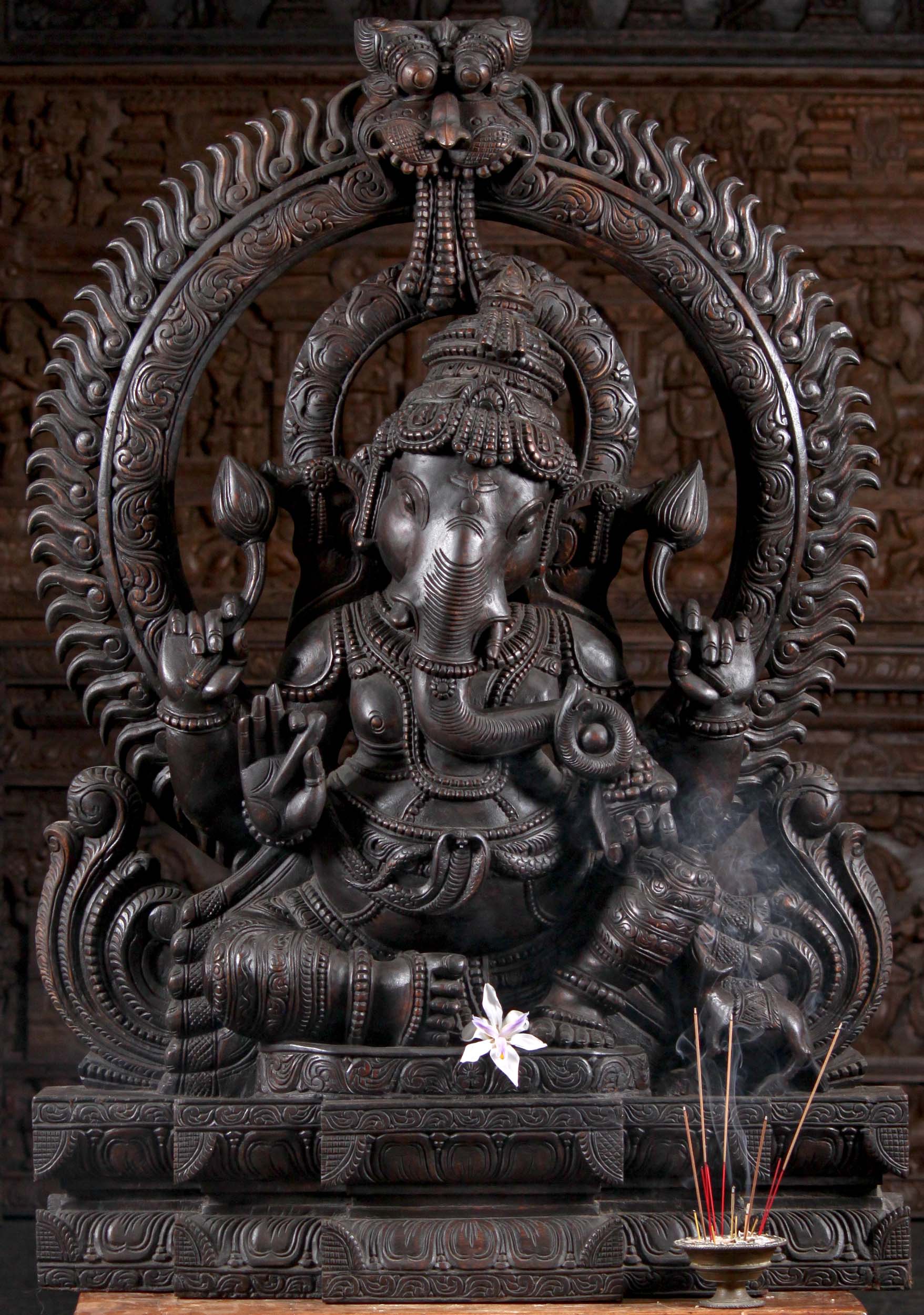 Hi there, I was wondering on this statue which side of Ganesha's tusk is broken?